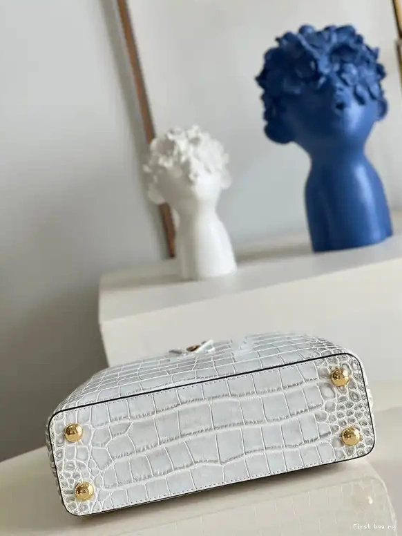 First bag ru BB CAPUCINES VUITTON LOUIS 0612